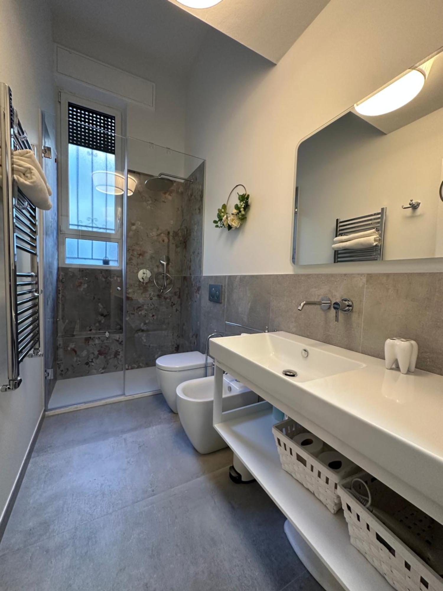 Flowers, A Cozy Suite In Milano Exterior foto