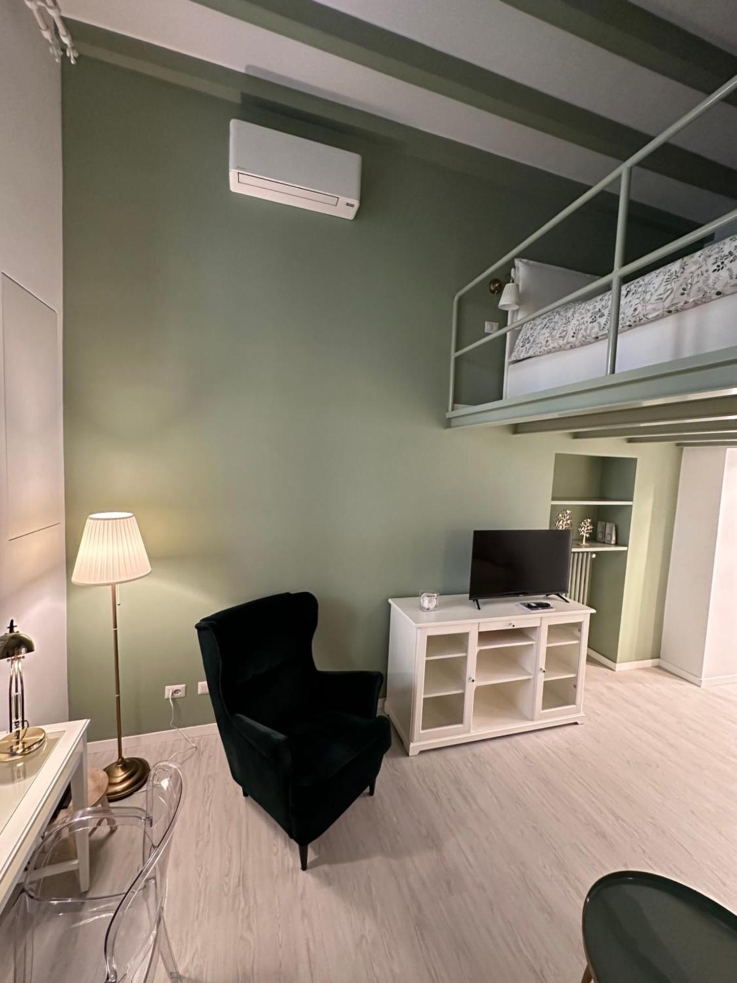 Flowers, A Cozy Suite In Milano Exterior foto