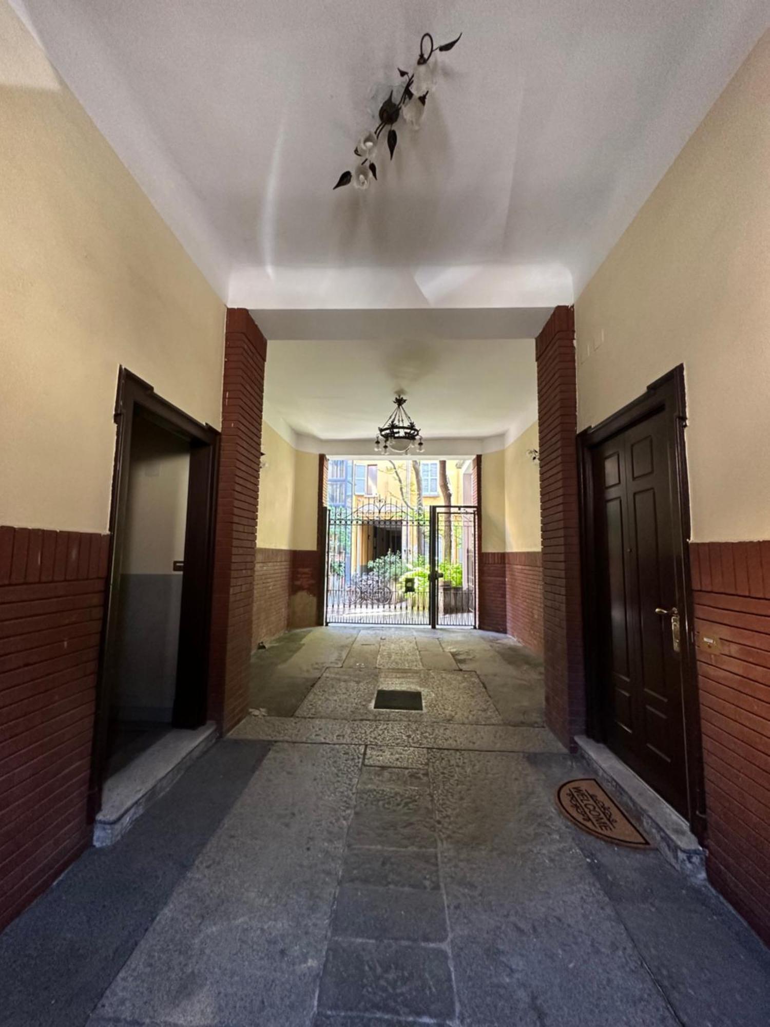 Flowers, A Cozy Suite In Milano Exterior foto