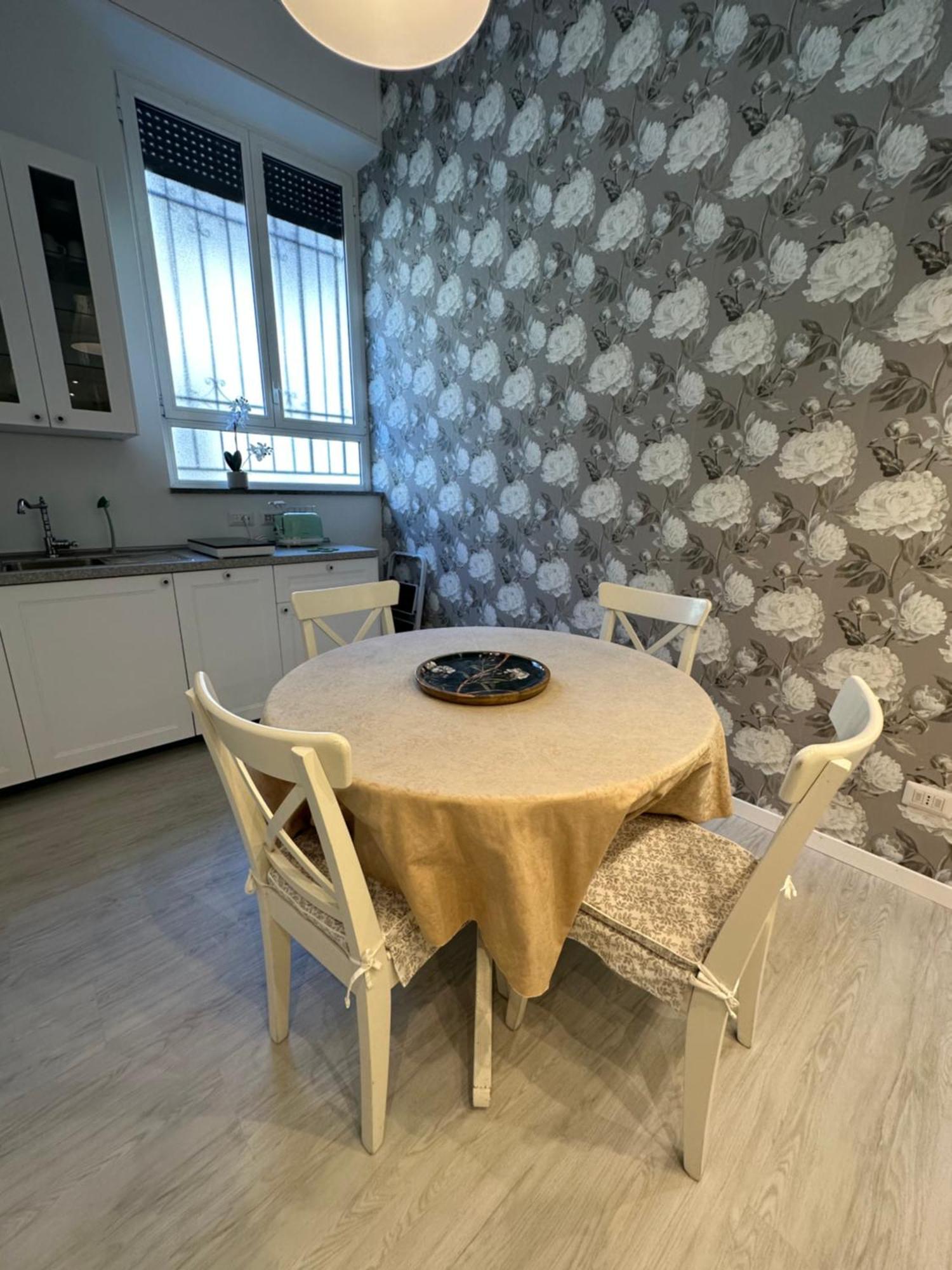 Flowers, A Cozy Suite In Milano Exterior foto