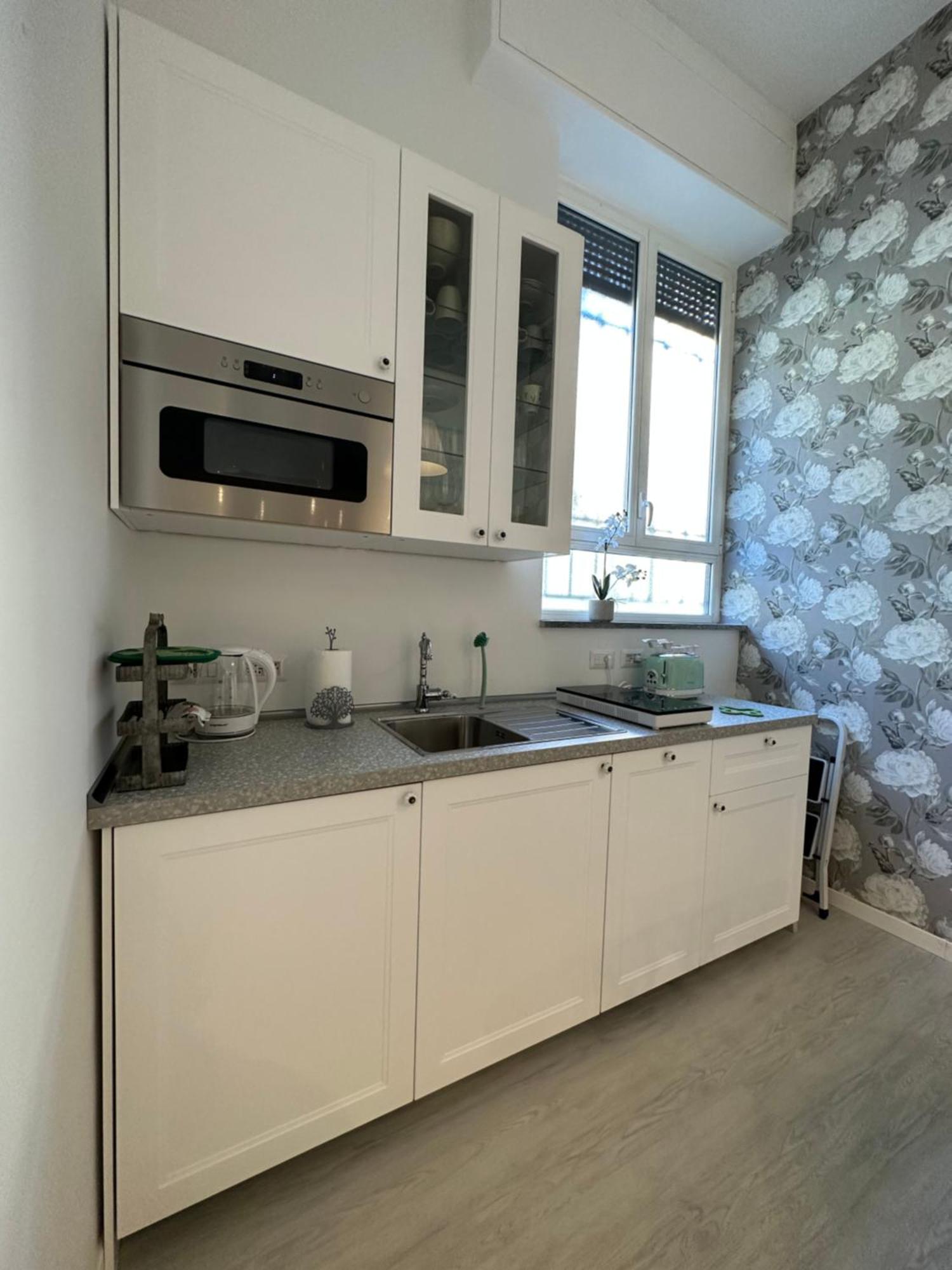 Flowers, A Cozy Suite In Milano Exterior foto