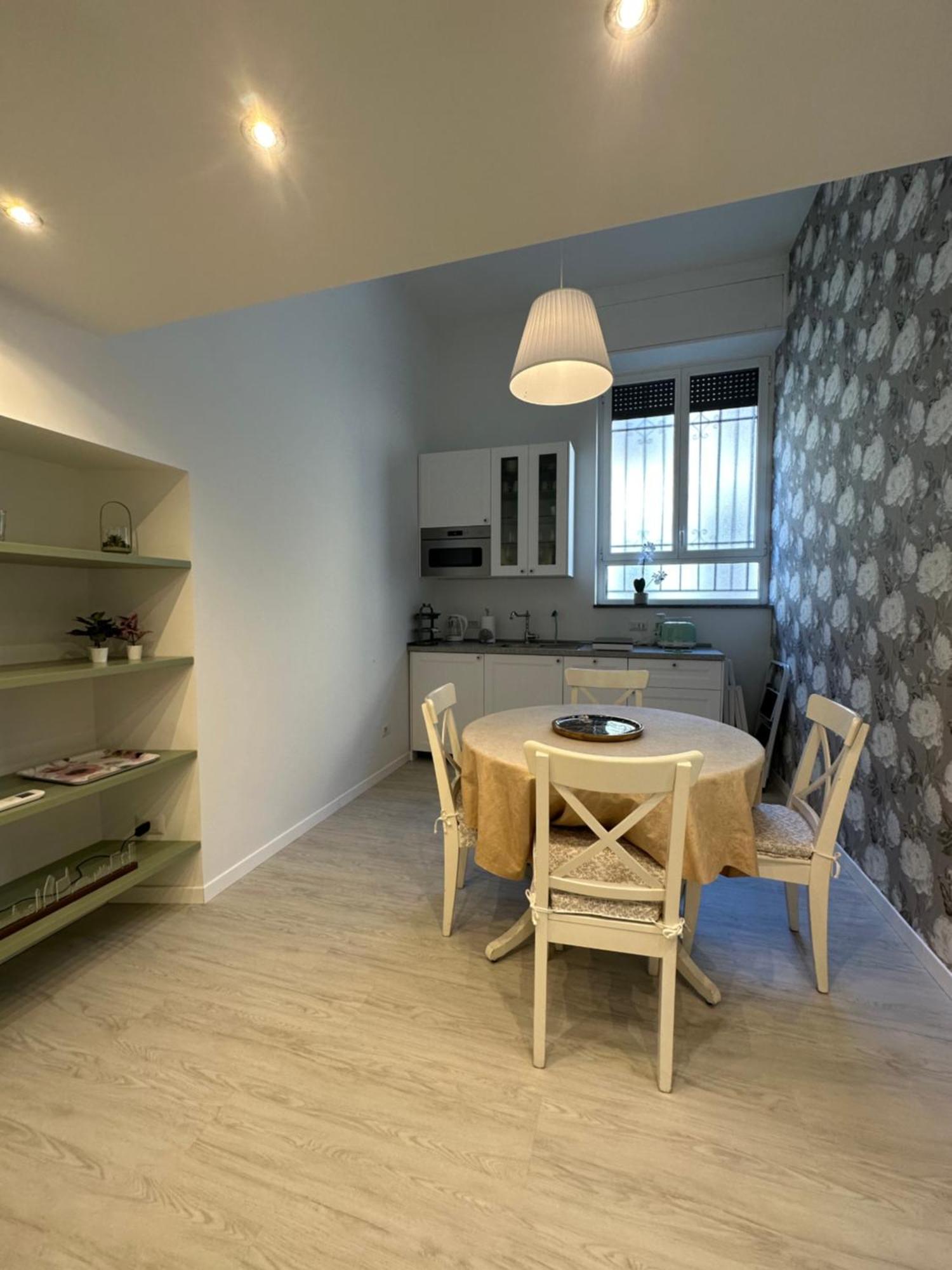 Flowers, A Cozy Suite In Milano Exterior foto