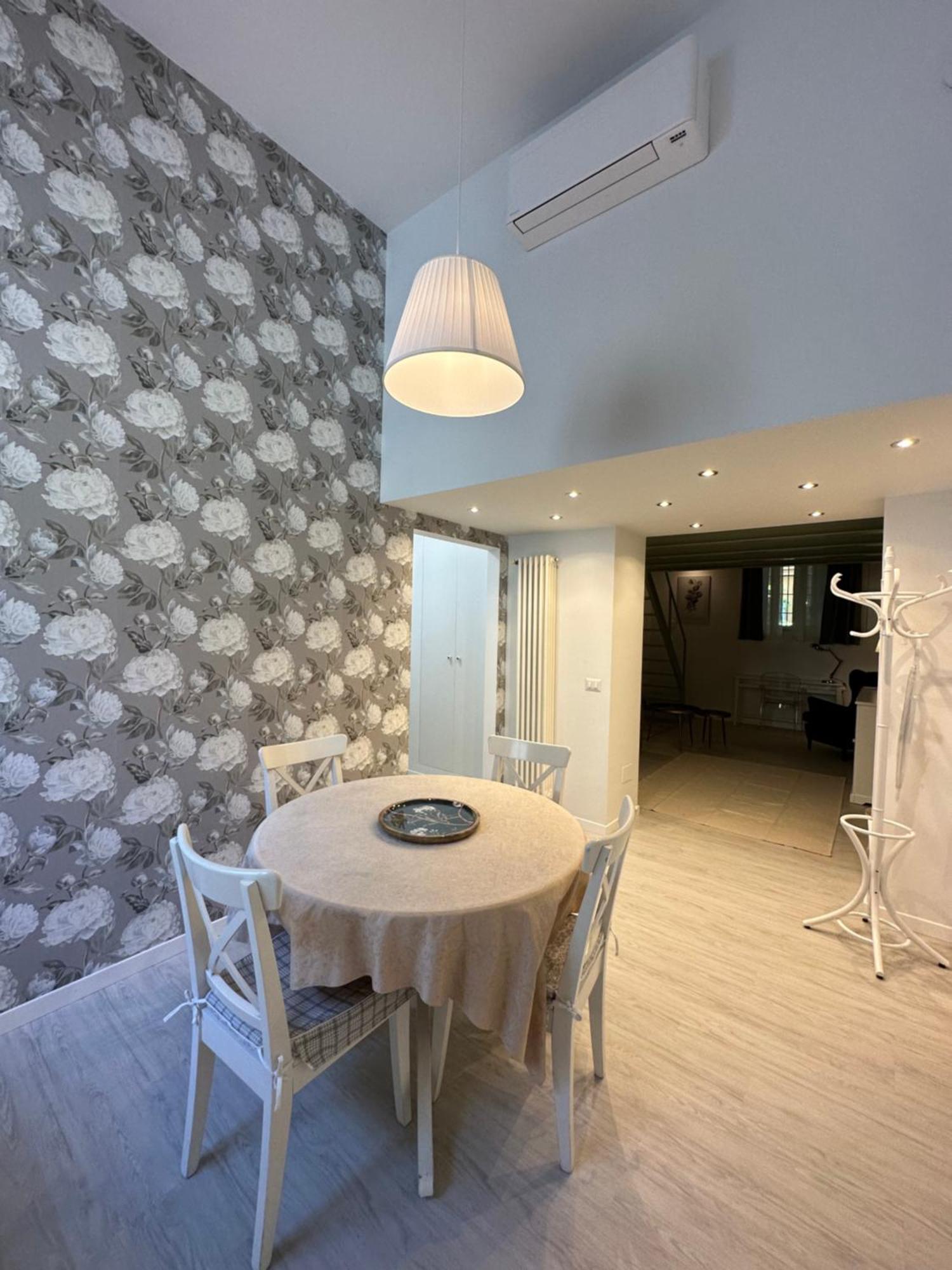 Flowers, A Cozy Suite In Milano Exterior foto