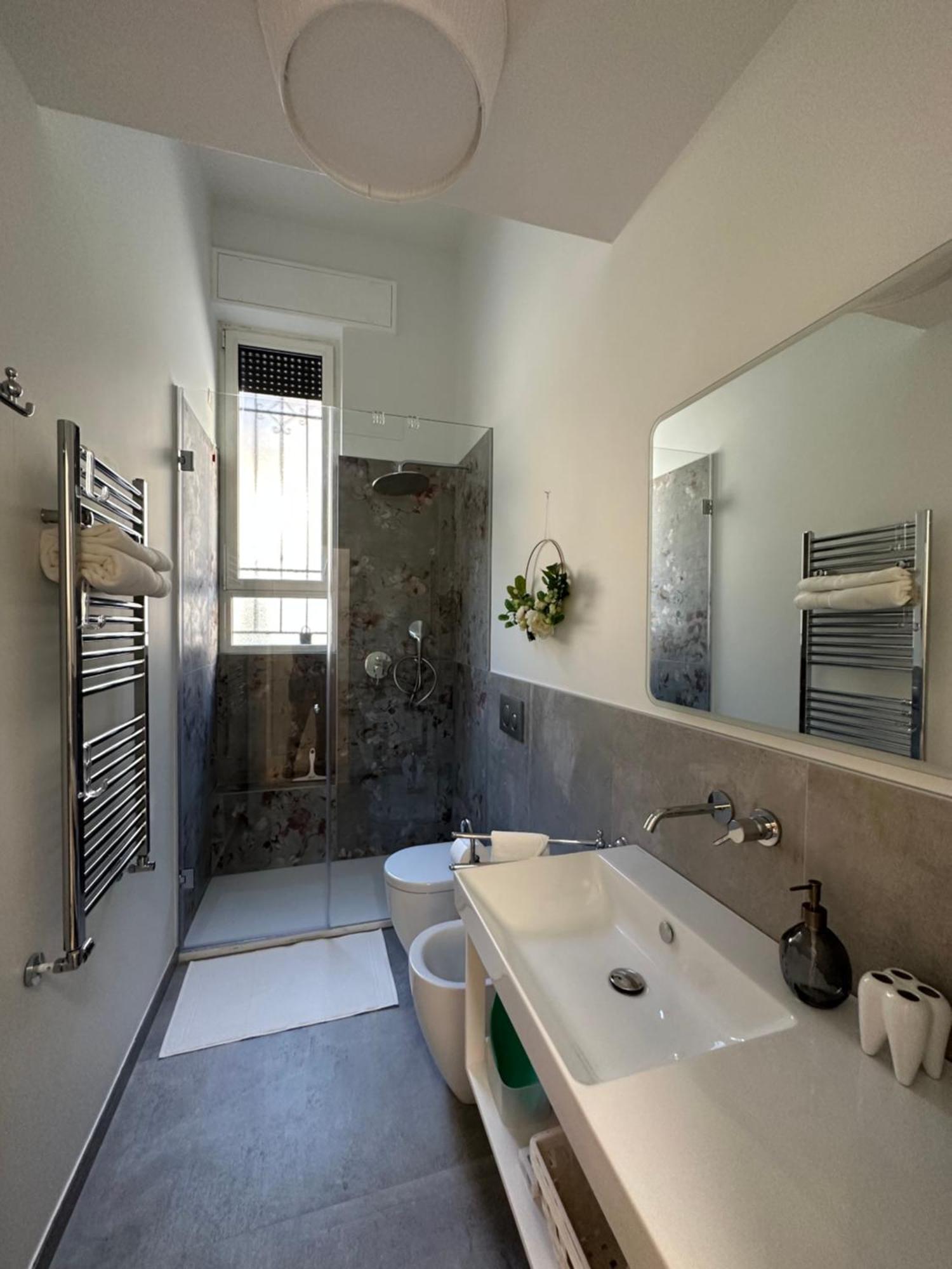 Flowers, A Cozy Suite In Milano Exterior foto